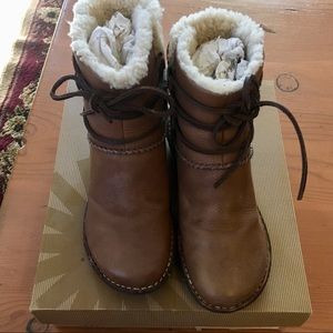 Ugh Caspia short boots